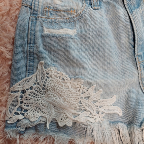 Hollister High Rise Jean Short - With Floral Embroidery Details - Size 00 w23 - Picture 8 of 9